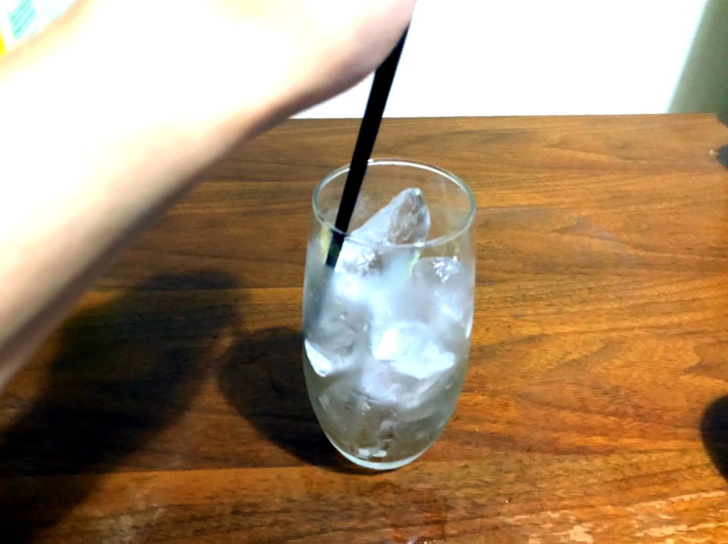 グラスを氷でいっぱいに